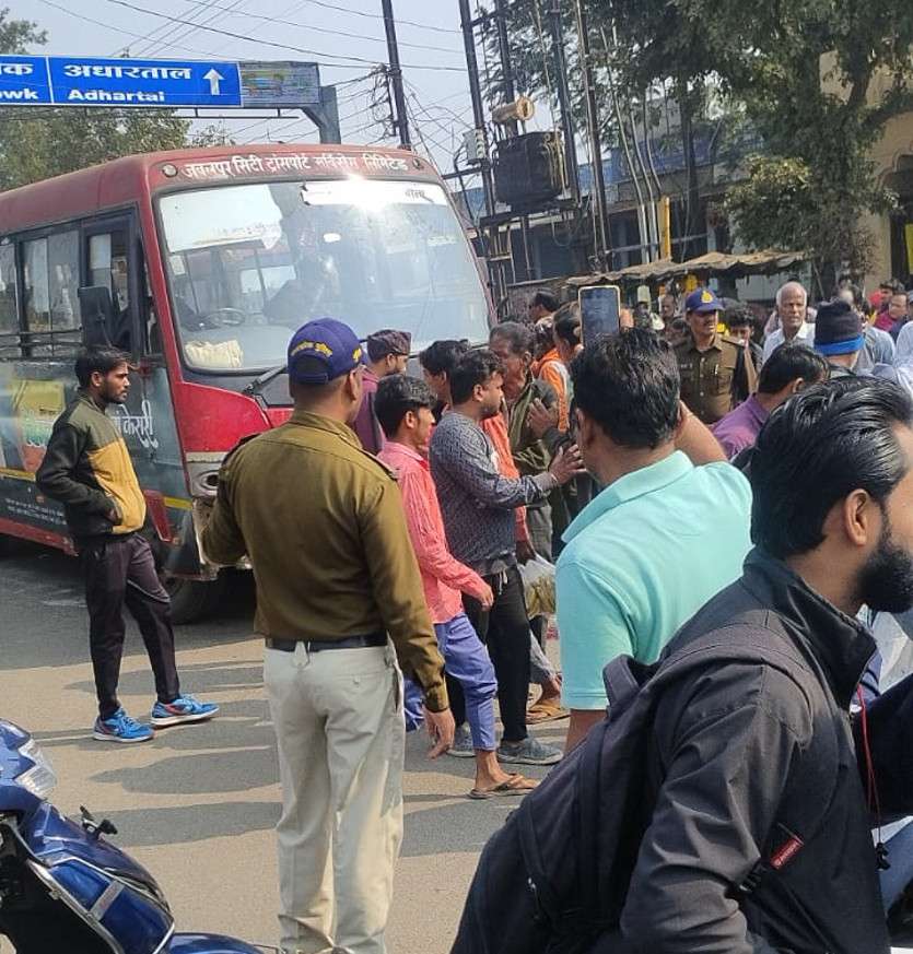 चलती बस में आया ड्राइवर को हार्ट अटैक, 6 को मारी टक्कर, एक गंभीर