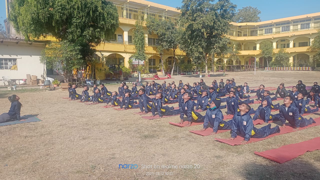 मॉडल पब्लिक स्कूल में हुआ सामुहिक सूर्य नमस्कार