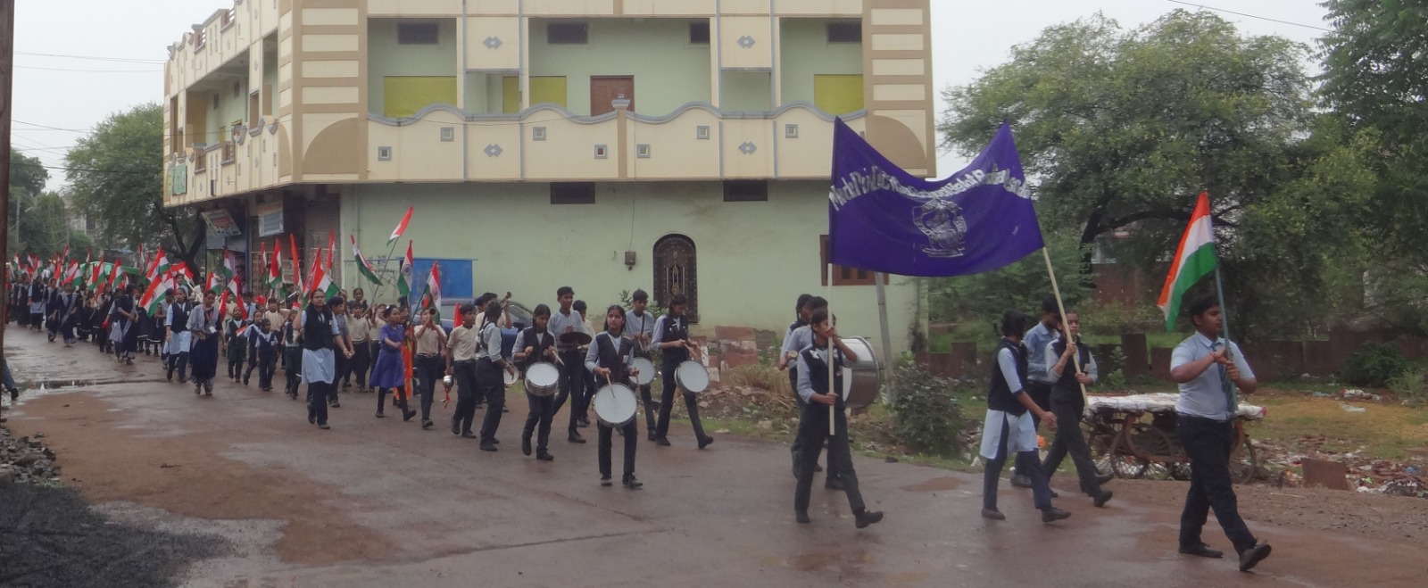 आजादी का अमृत महोत्सव के अंतर्गत मॉडल पब्लिक स्कूल द्वारा निकाली गई तिरंगा यात्रा