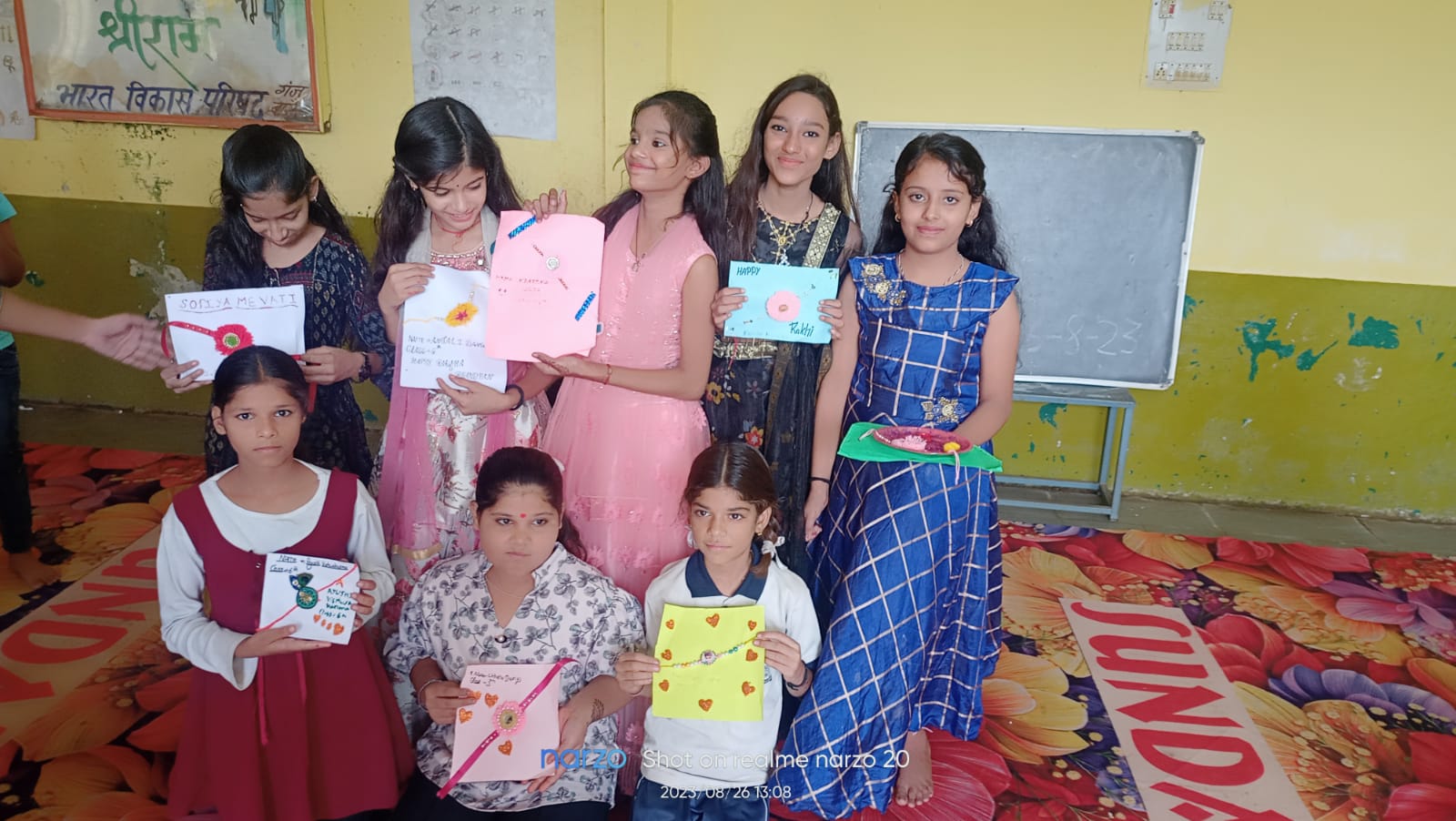 मॉडल पब्लिक स्कूल में हुई राखी बनाओ , मेहँदी लगाओ प्रतियोगिता