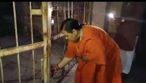 मंदिर के गेट पर लगा रहा ताला, बाहर से ही जल चढ़ाकर लौटीं उमा भारती