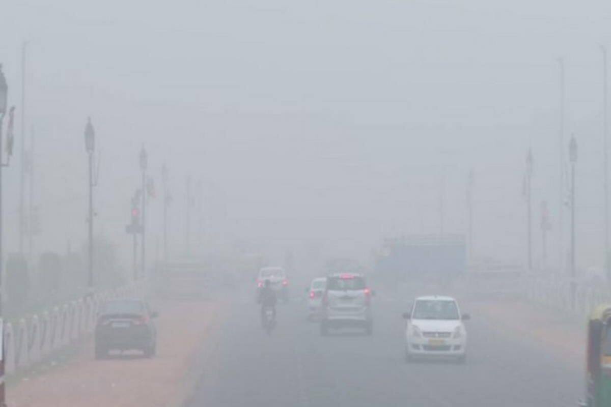 दिल्ली में पॉल्यूशन की मात्रा बढ़ती जा रही है। बुधवार को AQI लेवल 600 पार पहुंच गया है।