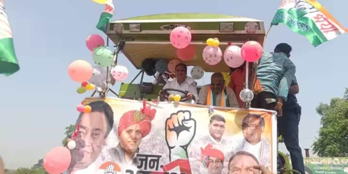 ‘जन आक्रोश यात्रा’ में हार्वेस्टर से पहुंचे कांग्रेस नेता अरुण यादव