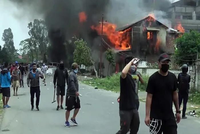 मणिपुर में फिर भड़की हिंसा, उग्रवादियों की फायरिंग में तीन घायल, हथियार और गोला-बारूद बरामद
