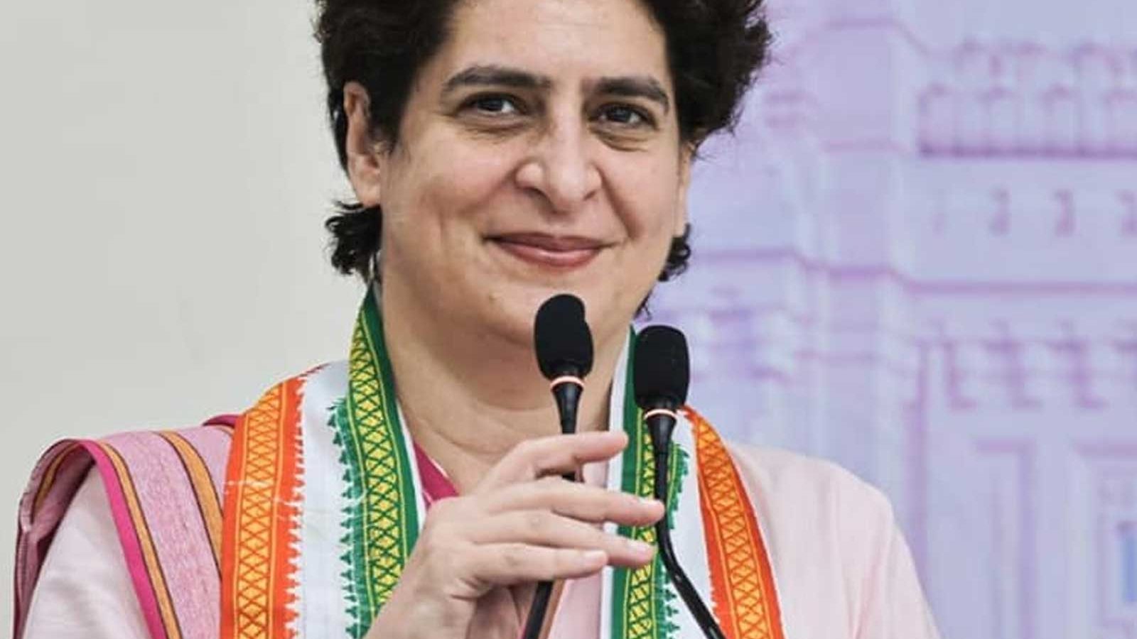 कांग्रेस महासचिव प्रियंका गांधी वाड्रा गुरुवार को वायनाड लोकसभा सीट जीतने के बाद लोकसभा में सांसद के रूप में शपथ लीं।