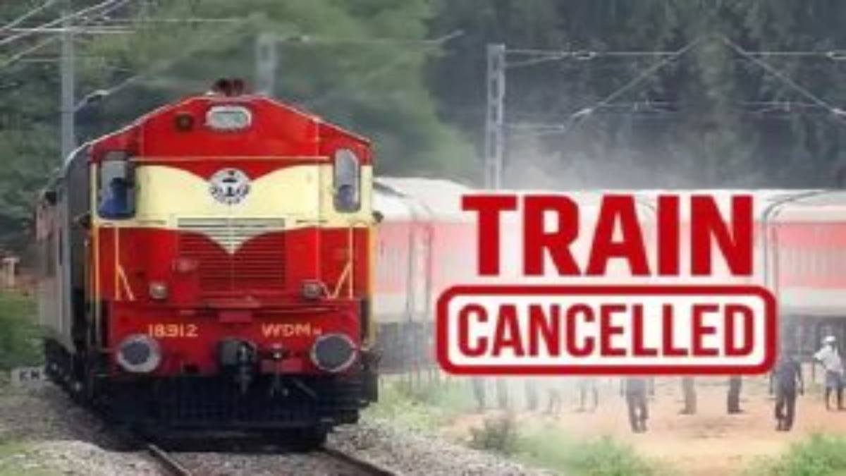 छत्तीसगढ़ में चक्रवाती दाना तूफान का असर ट्रेनों के परिचालन पर भी पड़ा है। रेलवे विभाग ने यात्रियों की सुरक्षा के मद्देनजर 15 ट्रेनों को रद्द करने का फैसला लिया है।