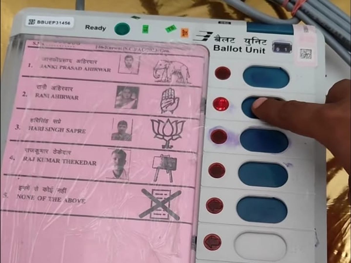 सोशल मीडिया पर वोटिंग की भी फोटो, 17 लोगों पर एफआइआर