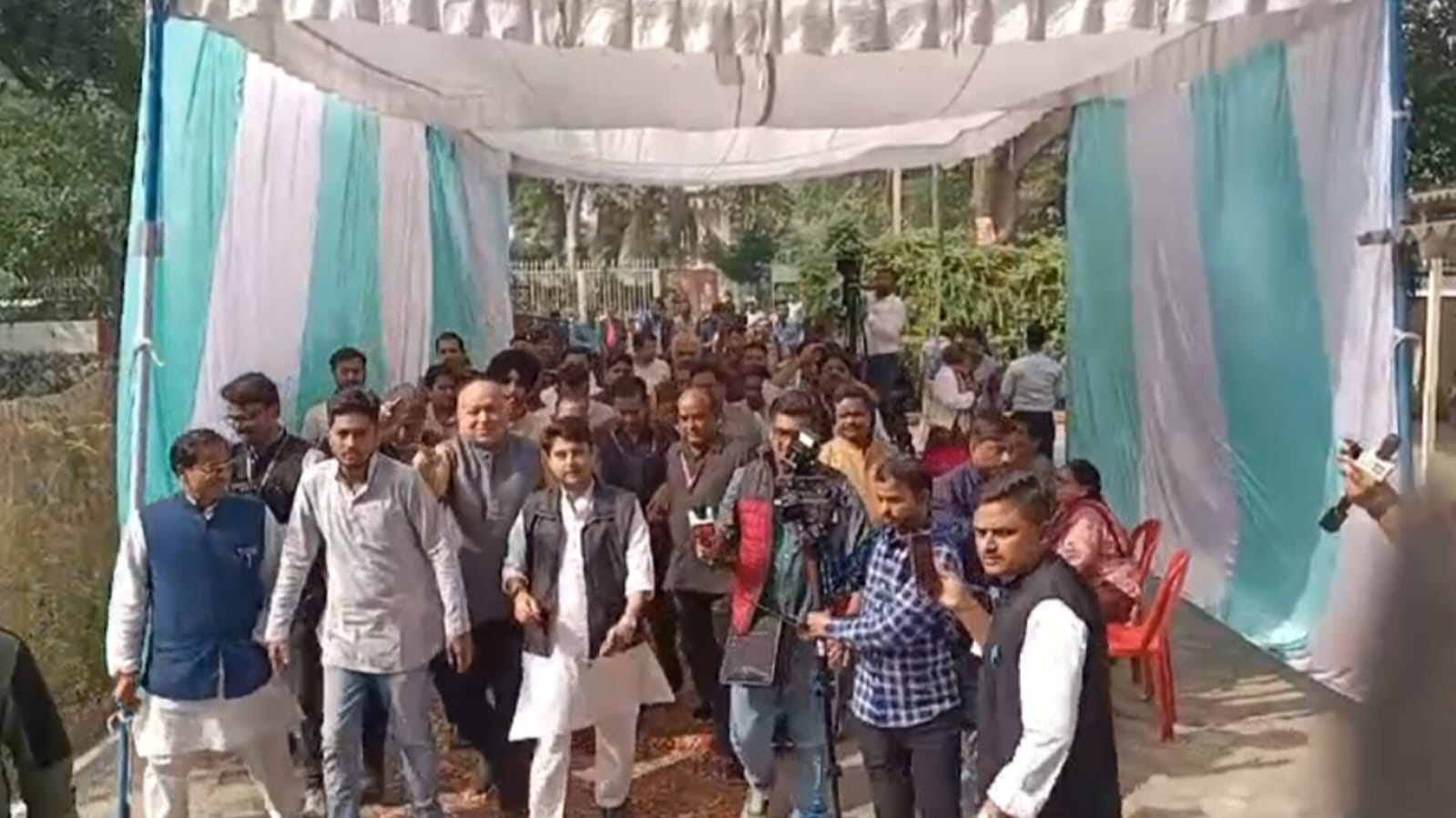 वोट डालकर बोले सिंधिया- मैं सीएम पद की रेस में नहीं, रेस तो विकास की है