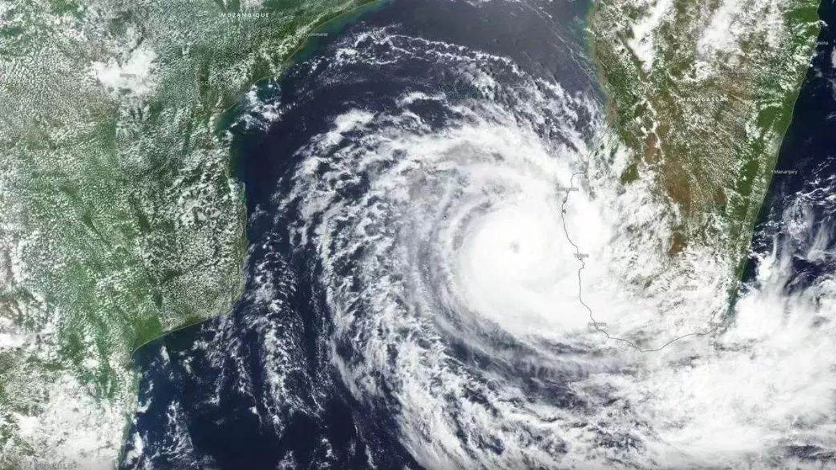 मौसम विभाग का कहना है कि बंगाल की खाड़ी में बना कम दबाव का क्षेत्र चक्रवात फेंगल का रूप ले लेगा।