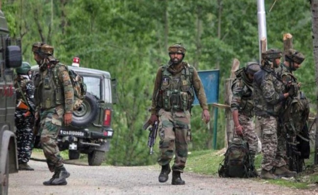 पुलवामा: सुरक्षाबलों को मिली बड़ी कामयाबी, हथियारों के जखीरे के साथ 3 संदिग्ध गिरफ्तार