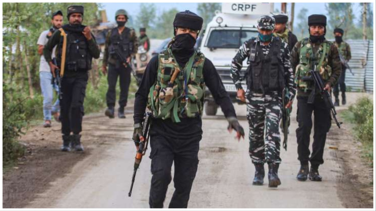 जम्मू में आतंकवादियों की घुसपैठ नाकाम, साथी का शव घसीटकर सीमा पार भाग गए आतंकी