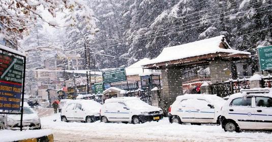 पहाड़ों पर बर्फबारी से मैदानी इलाकों में कंपकंपाने वाली ठंड, दिल्ली, राजस्थान में सर्दी का कहर