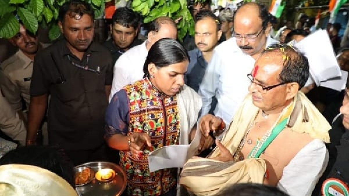 सीएम पद छोड़ने के बाद घर पहुंचे शिवराज, बहनों को देख खुद भी रोने लगे