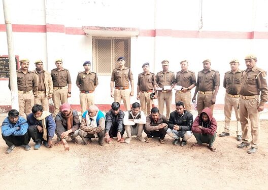 नकली सोना बेचने वाला गिरोह का पर्दाफाश, जाली नोटों के साथ पांच मोबाइल फोन भी जब्त