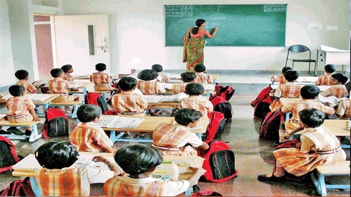 कांग्रेस प्रदेशाध्यक्ष गोविंद सिंह डोटासरा ने थर्ड ग्रेड शिक्षक भर्ती में 50 प्रतिशत महिला आरक्षण को लेकर सरकार पर निशाना साधा।