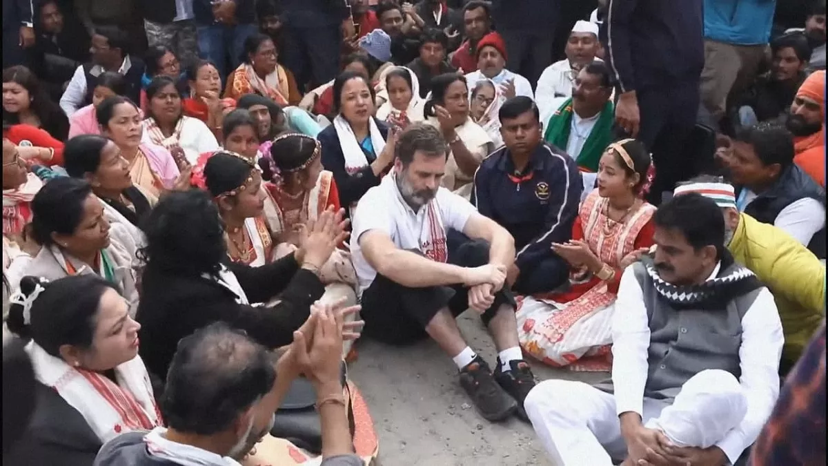 राहुल गांधी ने एक्स पर पोस्ट करते हुए लिखा कि भाजपा शासित असम और उत्तरप्रदेश में लोकतंत्र और संविधान की फिर से हत्या हुई है।