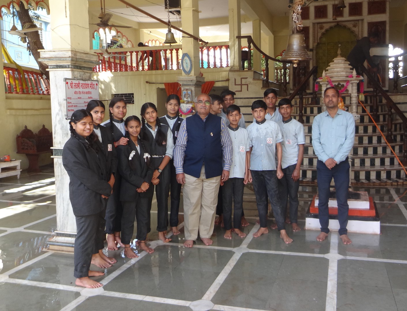 राजेश माथुर संग स्कूल बच्चों ने चलाया मंदिर में स्वच्छता अभियान