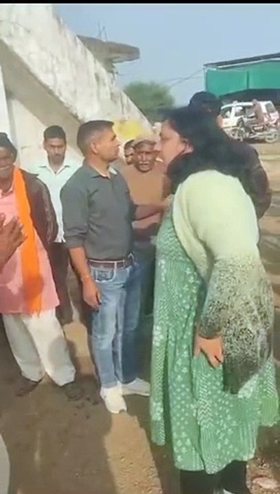 कलेक्टर के बाद तहसीलदार का VIDEO सामने आया, किसान को कहा- अंडे का चूजा