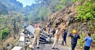 भीषण सड़क दुर्घटना में 5 छात्रों की दर्दनाक मौत, खाई में कार गिरने से उड़े परखच्चे