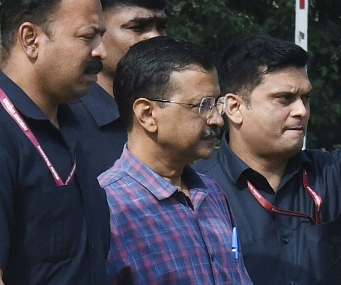 Arvind Kejriwal Arrest: CBI ने अरविंद केजरीवाल को दिया बड़ा झटका, SC में जमानत पर सुनवाई से पहले किया अरेस्ट