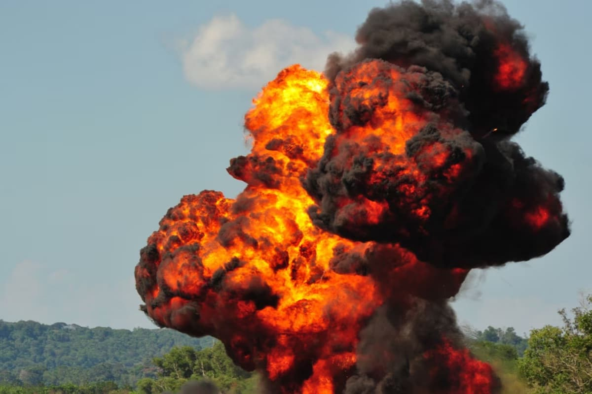 नारायणपुर में बड़ा धमाका, IED बम ब्लास्ट के चपेट में आए 2 जवान, दहशत का माहौल