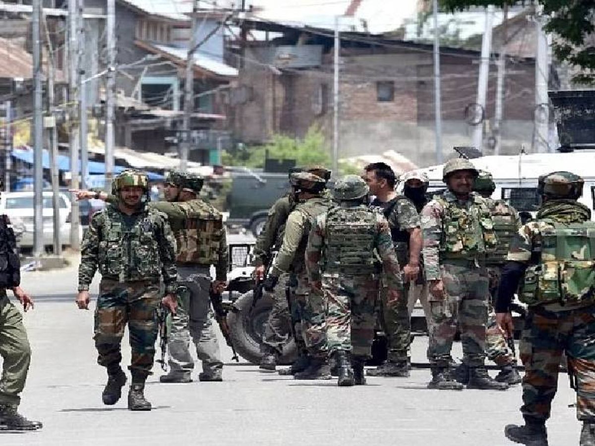 आधी रात को LOC पर घुसपैठ कर रहे थे आतंकी, सेना ने कर दी बड़ी कार्रवाई, गोलीबारी में जवान घायल