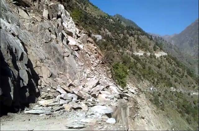 एमपी में भू स्खलन, दरक गया पहाड़, हाई वे बंद कर रोका यातायात