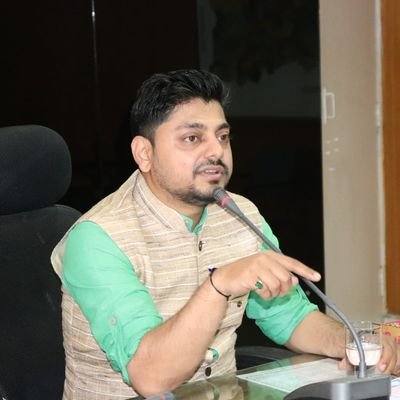 ‘स्कूल में टीचर चप्पल पहनकर आए तो उसी से मारेंगे’, IAS के विवादित बयान पर मचा हंगामा