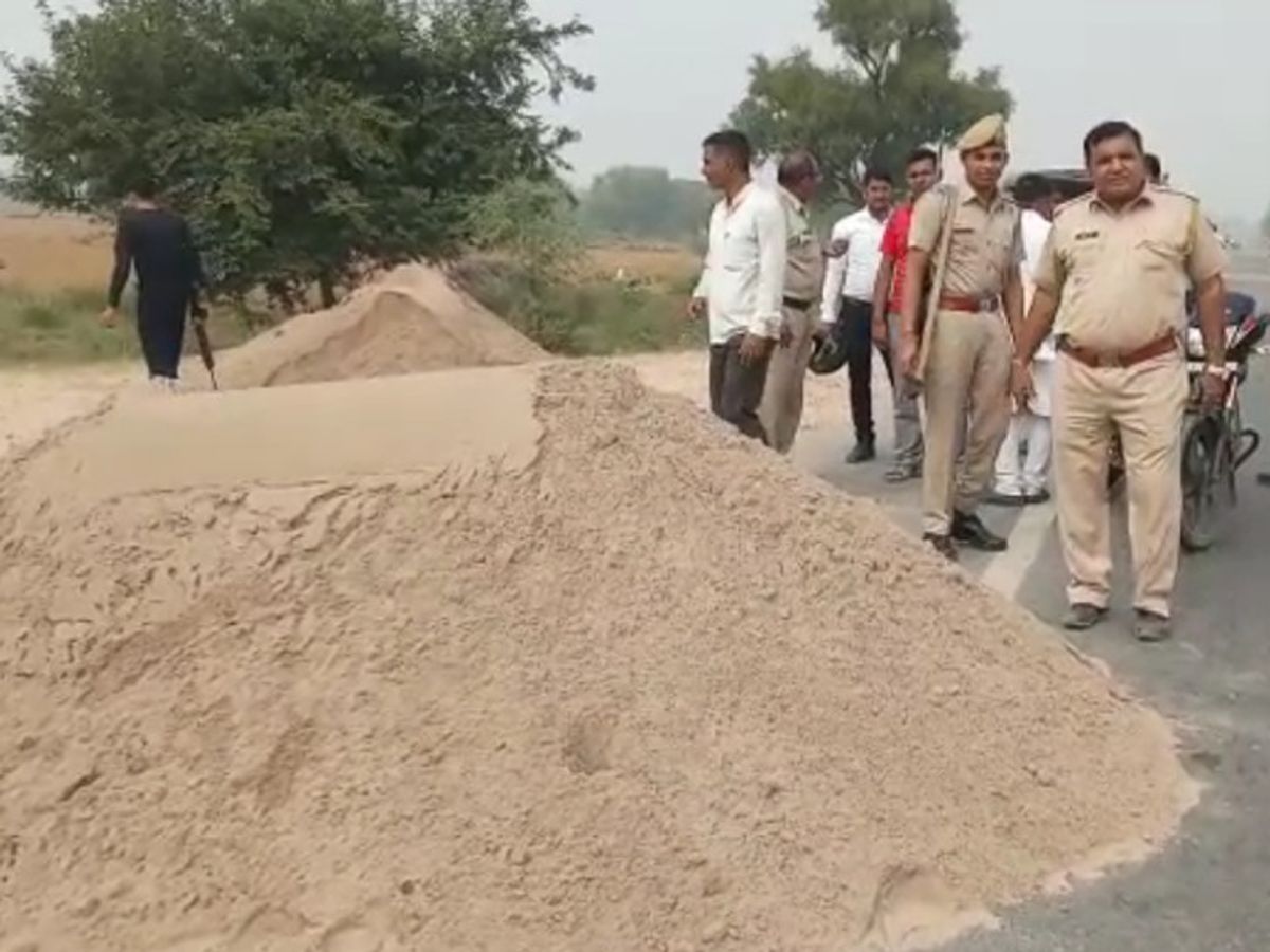 बजरी माफिया ने पुलिस पर की फायरिंग, चार ट्रैक्टर ट्राली जब्त देखें वीडियो