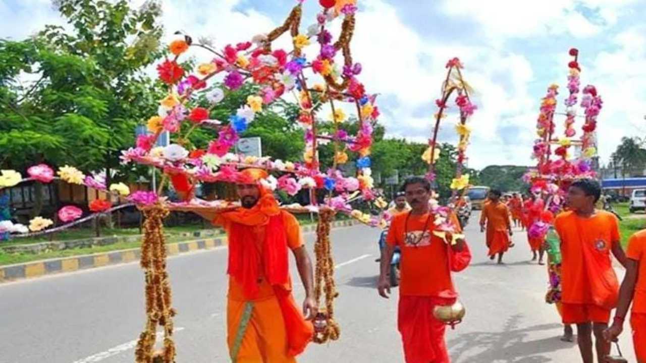 कांवड़ियों का स्वागत छत्तीसगढ़ पुलिस ने आरती उतारकर किया, पुष्प वर्षा भी की