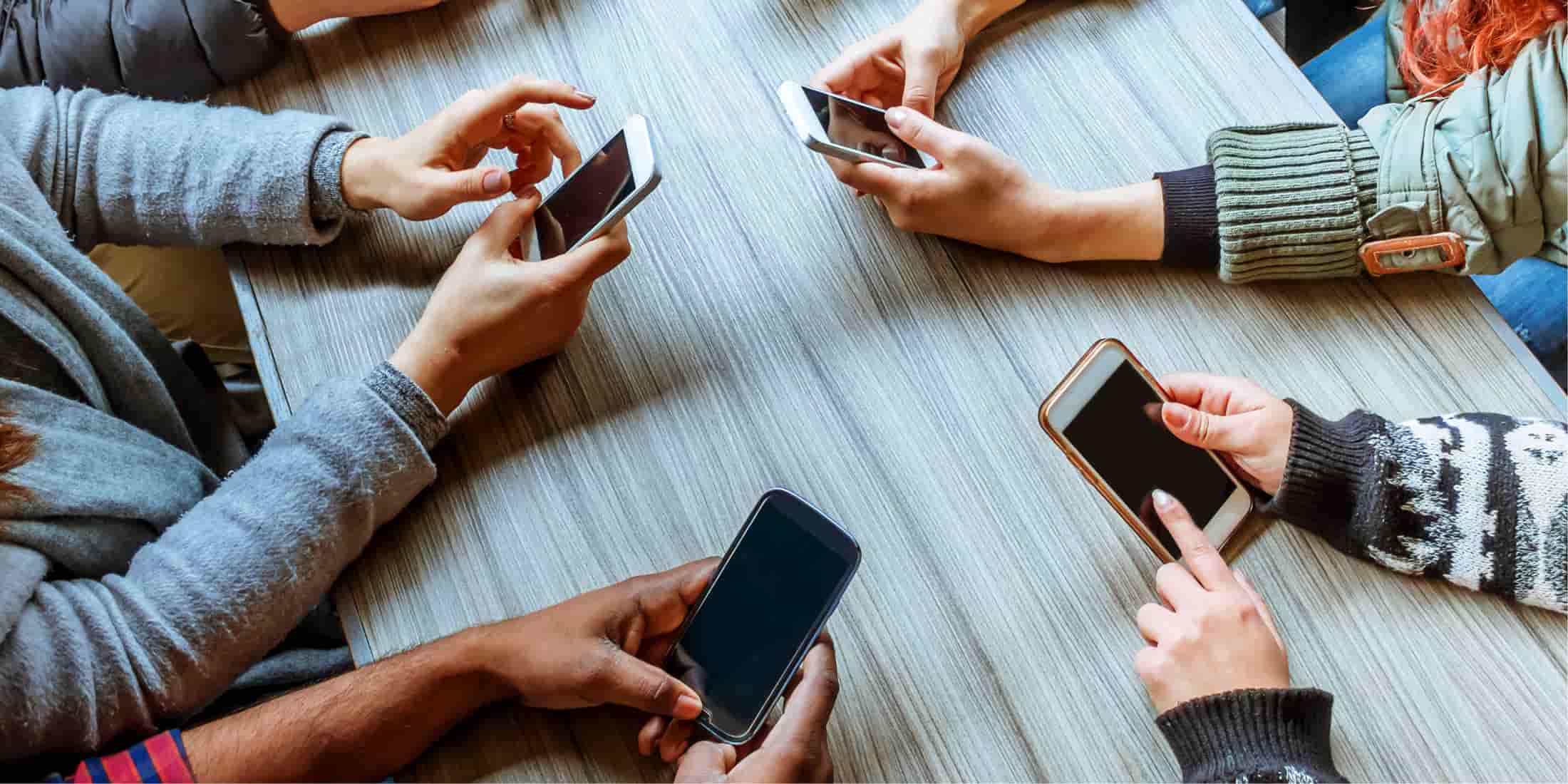 मोबाइल की गंदी लत पड़ी, परिजनों ने डांटा तो 14 साल की बच्ची ने कर लिया सुसाइड