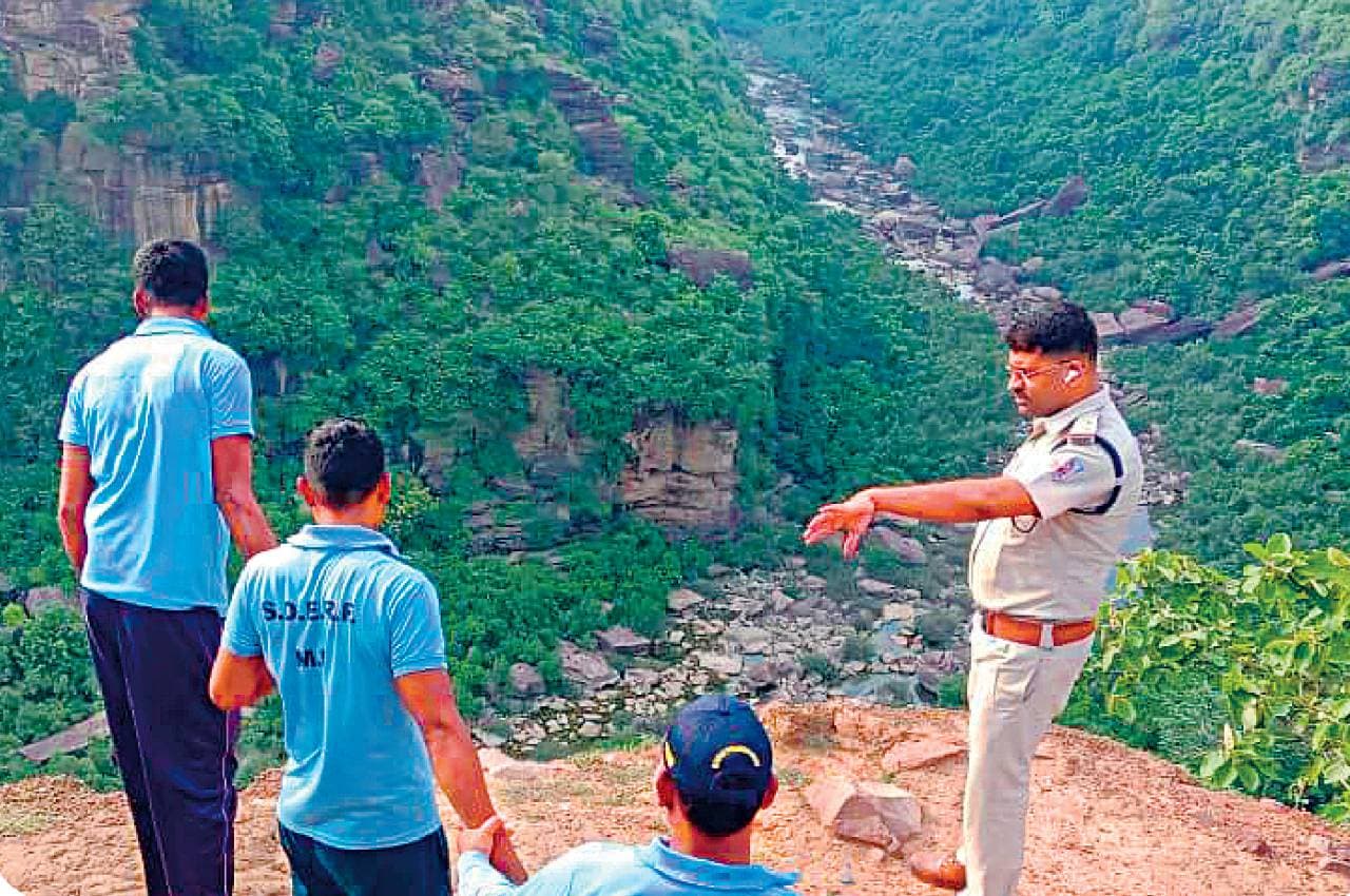 वॉटरफॉल के डेंजर जोन में फोटो क्लिक करवा रही थी पत्नी, कैमरे में कैद हुई मौत