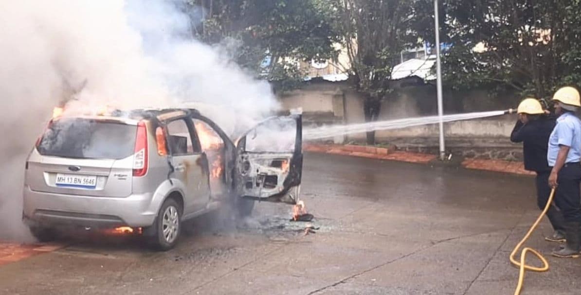 पुणे शहर में अचानक धूं-धूंकर जलने लगी कार, सामने आया घटना का चौंकाने वाला वीडियो