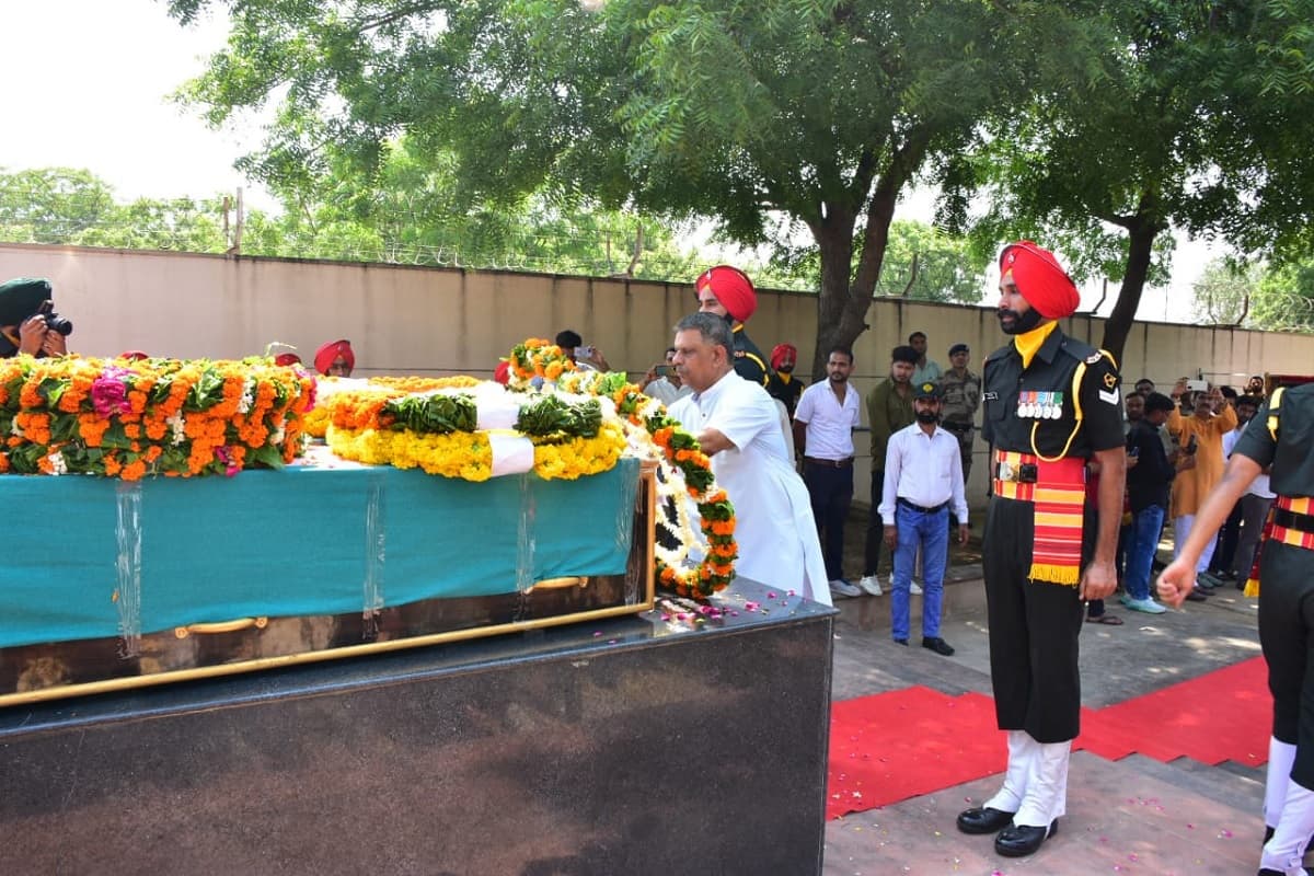 शहादत को सलाम: सेना की टोपी पहनकर पिता ने शहीद बेटे को किया सैल्यूट, मां दुलारती रही लाडले को