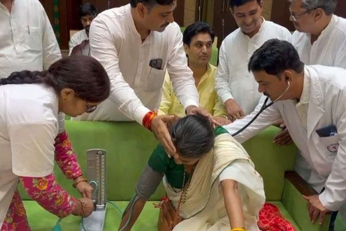 विधानसभा में कांग्रेस के हंगामे के बीच MLA की बिगड़ी तबीयत, सदन में ही बुलाने पड़ गए डॉक्टर
