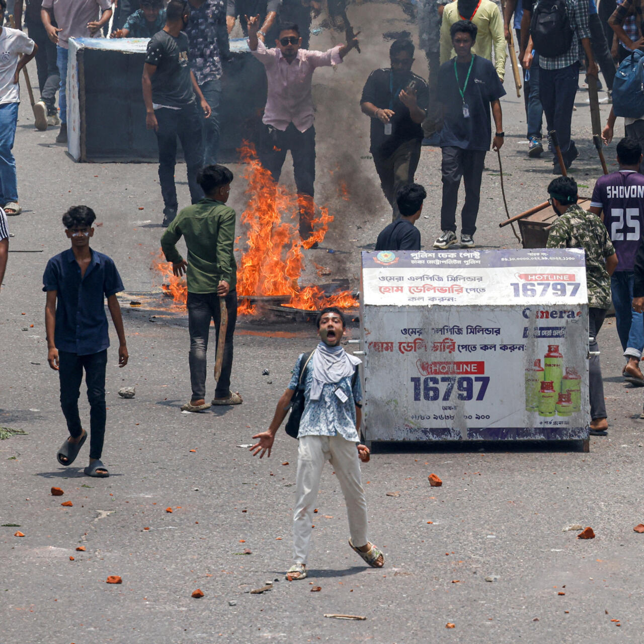 बांग्लादेश में भीड़ का तांडव, हिंसा के विरोध में एकजुट हिंदू सड़कों पर उतरे