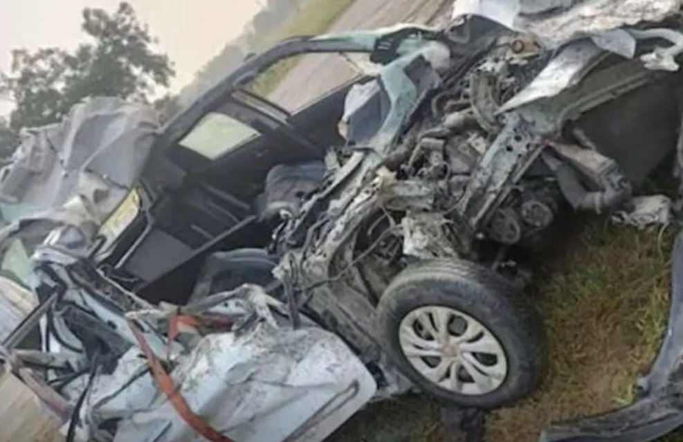 कंटेनर में घुसी स्विफ्ट कार, उड़े परखच्चे, 4 लोगों की मौके पर ही मौत
