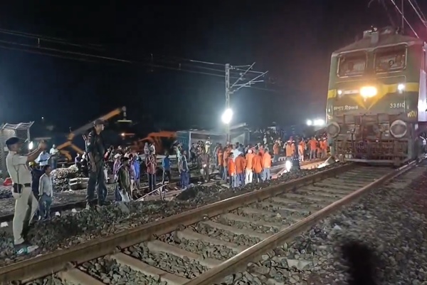 आर्मी ट्रेन को बम से उड़ाने की साजिश : धमाकों के बीच से गुजरी रेल, जांच में जुटी NIA और ATS