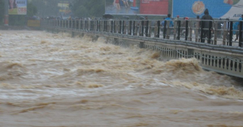 चक्रवाती फेंगल ने मचाई तबाही, भारी बारिश, तीन की मौत, विमान और रेल सेवाएं प्रभावित