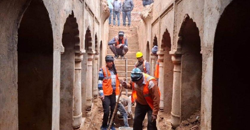 संभल बावड़ी की खोदाई में नजर आया दूसरी मंजिल का गेट