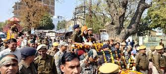 पुलिसकर्मी बैंड वादन करते हुए जुलूस के रूप में एसपी को आगरा रोड से कलक्ट्रेट परिसर तक करीब तीन किलोमीटर ले गए। मार्ग में जगह-जगह विभिन्न संगठनों व आमजन ने स्वागत किया।