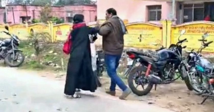 एक मर्द की दो पत्नियों ने कोर्ट को बनाया अखाड़ा, बाल पकड़कर एक-दूसरे को मारा, वीडियो वायरल