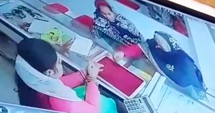 खरीदार बनकर पहुंची महिला ने पार किया सोने का जेवर, CCTV में कैद हुई हाथ की सफाई