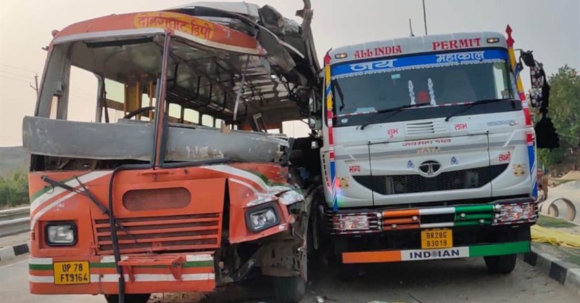 गोरखपुर-वाराणसी हाई वे पर रोडवेज बस, ट्रेलर से टकराई, महिला की मौत…पांच अन्य गंभीर