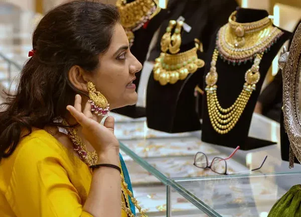 सोने में फिर आई बड़ी गिरावट, चांदी भी लुढ़की, जानिए क्या रह गए हैं भाव