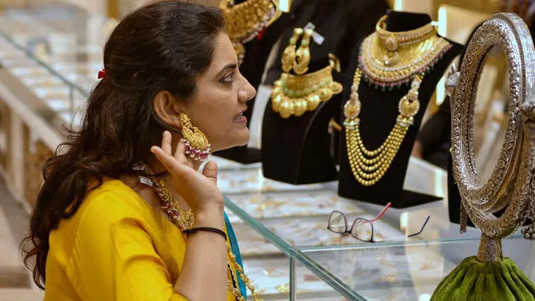 सोने में फिर आई बड़ी गिरावट, चांदी भी लुढ़की, जानिए क्या रह गए हैं भाव