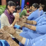 करवा चौथ पर महिलाओं ने लगवाई महंदी, देखें तस्वीरें
