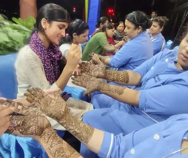 करवा चौथ पर महिलाओं ने लगवाई महंदी, देखें तस्वीरें