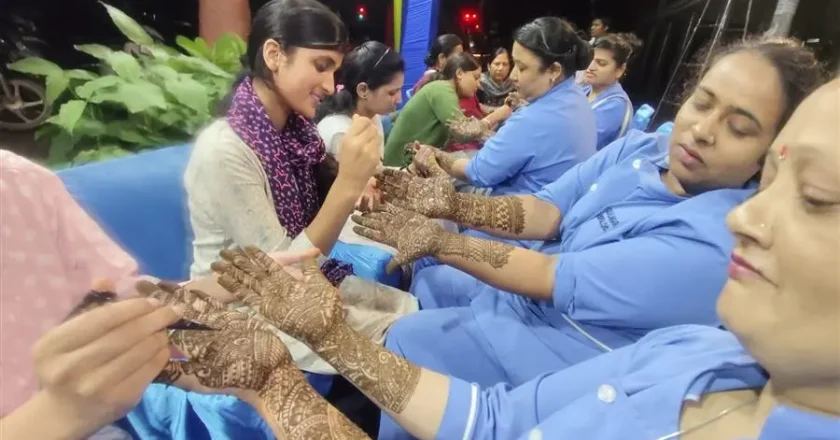 करवा चौथ पर महिलाओं ने लगवाई महंदी, देखें तस्वीरें