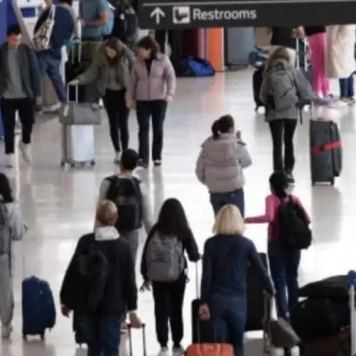 अमेरिका में सरकारी शटडाउन का असर: 32 लाख से ज़्यादा यात्रियों की फ्लाइट्स रद्द/निलंबित
